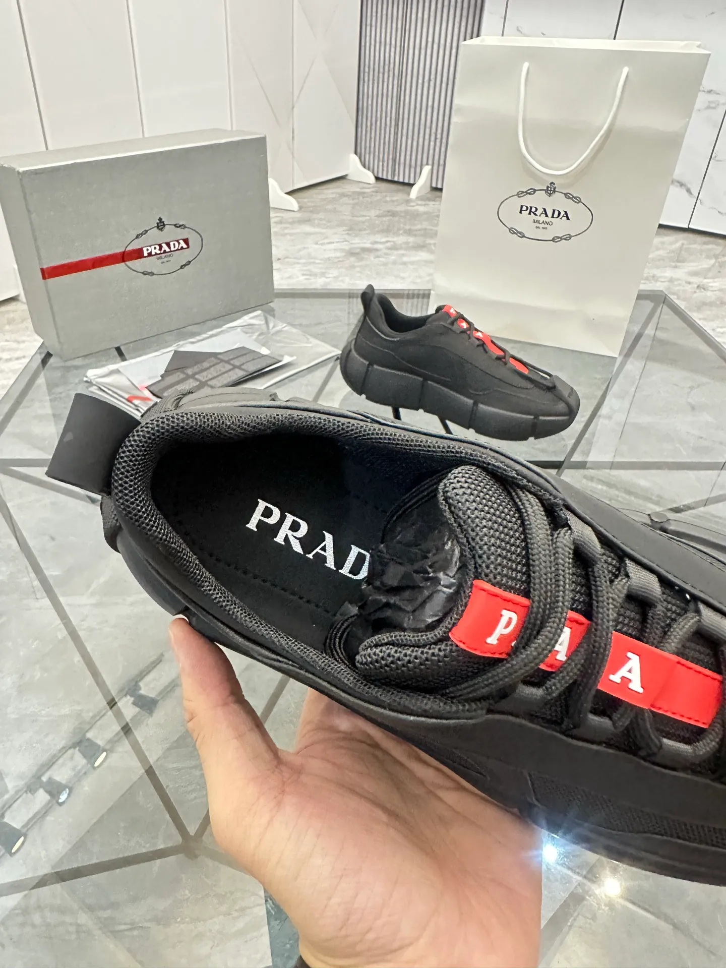 Men's shoes: 💰P540¥ High-end top quality Product trademark: Prada *"Prada*" low-top casual shoes Regular size: 38-45 (can be customized to 46) Product materials: imported first-layer cowhide leather splicing breathable mesh upper, breathable lining, cowhide foot pads, original ultra-light foam outsole. No.: 001